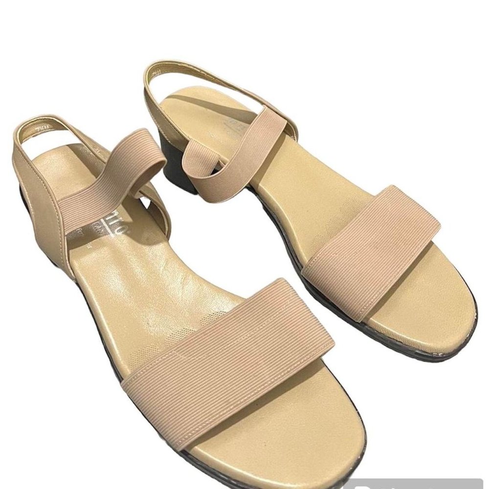 Vintage beige strappy sandals in size 7.5